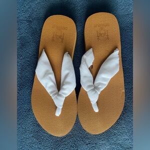 NEW!! Kuailu white flip flop sandals